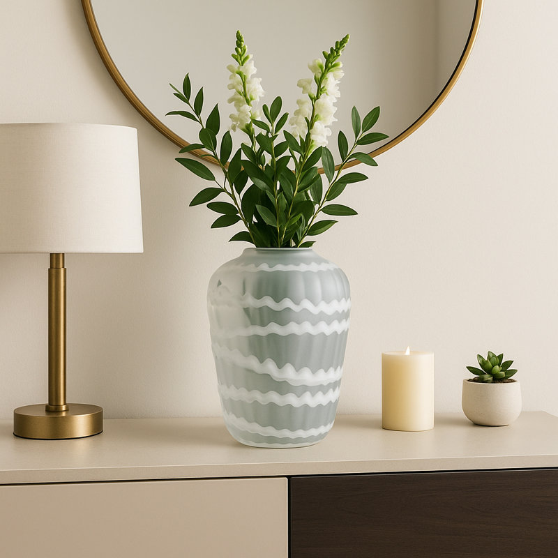 Vase en verre sculpté avec rayures verticales, H 13,5 po x l 10,5 po x P 9,75 po