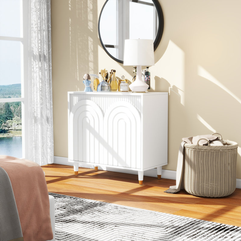 Élégante armoire d'appoint blanche avec tablettes réglables et portes à fermeture en douceur