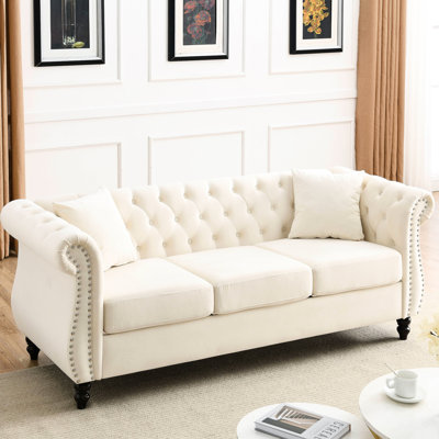 Velours beige 3 places. Avec garniture cloutée et accoudoirs roulés. Structure en bois massif, coussins en mousse confortables. Pour la chambre à coucher, le bureau, le salon. Capacité de charge de 250 lb. Assemblage requis en velours de 80 po.