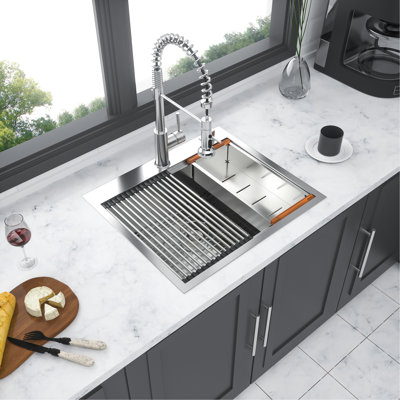 Évier encastré en acier inoxydable de 25 pouces, calibre 16, fabrication hygiénique, nickel brossé, système de drainage pratique pour poste de travail dans la cuisine, fonctionnel
