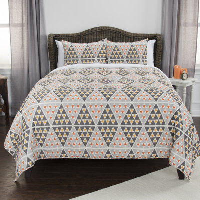 Maddux Place Farmhouse / Country Cotton Geometric Shapes Quilt