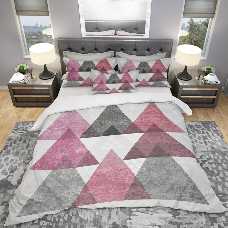 «Pink Geometric Mod Triangles I» - Ensemble de housse de couette style Mid-Century moderne - Microfibre de polyester