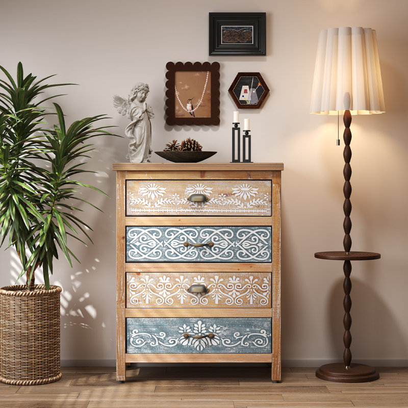 Commode vintage à quatre tiroirs avec motifs en bois patiné et ornés, commode de rangement rustique