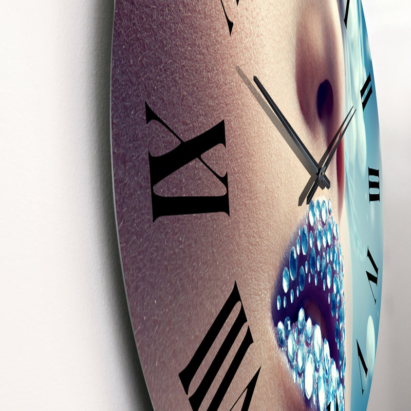 Gros plan de pierres précieuses sur des lèvres de femme - horloge murale moderne, Moyenne