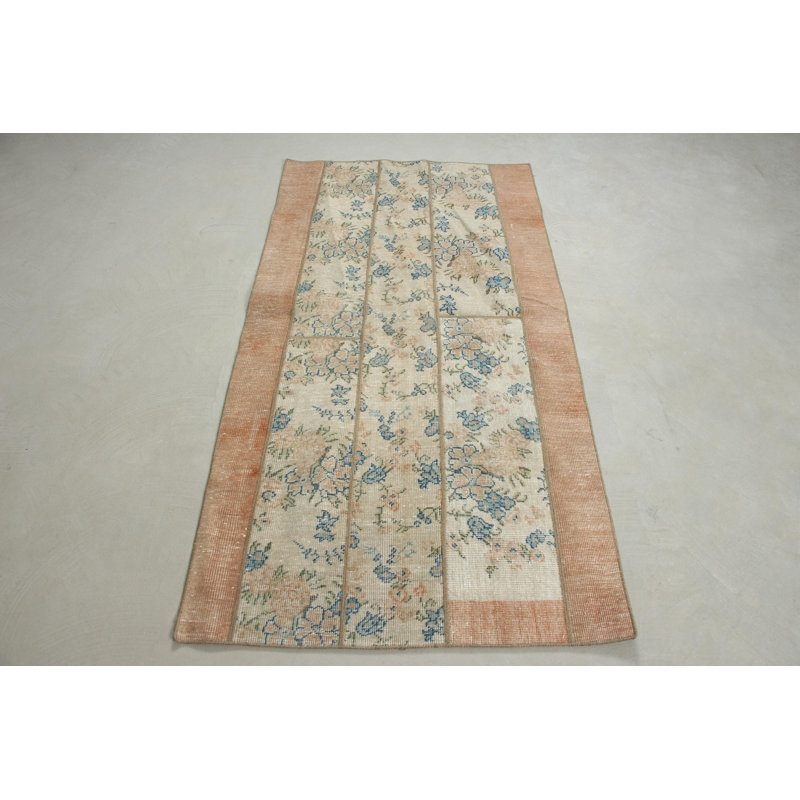 Tapis turc antique en laine à patchwork idéal pour la cuisine et les espaces décoratifs avec des tons orange vif