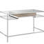Bureau moderne avec structure en métal argenté et plateau en verre trempé pour un cadre de table élégant