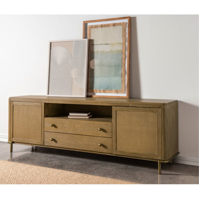 Meuble télé de 79 pouces avec fini sable pour téléviseurs de 80 et 89 pouces, deux tiroirs pour ranger les accessoires, placards encadrés avec étagères réglables, support en laiton vieilli, design bord de mer idéal pour les salons spacieux.