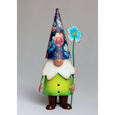 Gnome tenant une sculpture de jardin fleur bleue