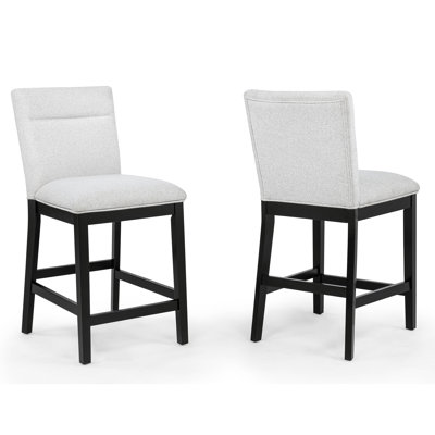Ensemble de 2 tabourets de bar de hauteur comptoir, siège et dossier rembourrés en tissu gris clair neutre, structure en bois massif finition foncée, sans accoudoirs, pour mobilier de salle à manger résidentiel