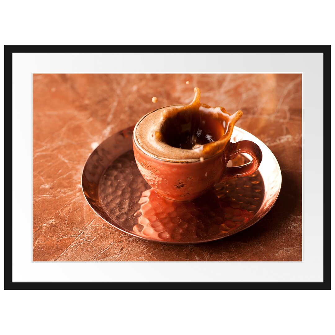 Gerahmtes Poster Kaffee spritzt aus Tasse