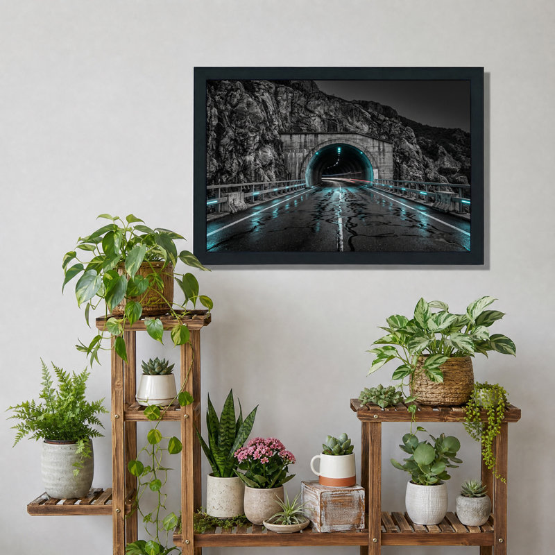 Entrée de tunnel creusée dans la roche avec lumières cyan - Tableau sur toile, 20"H x 30"W
