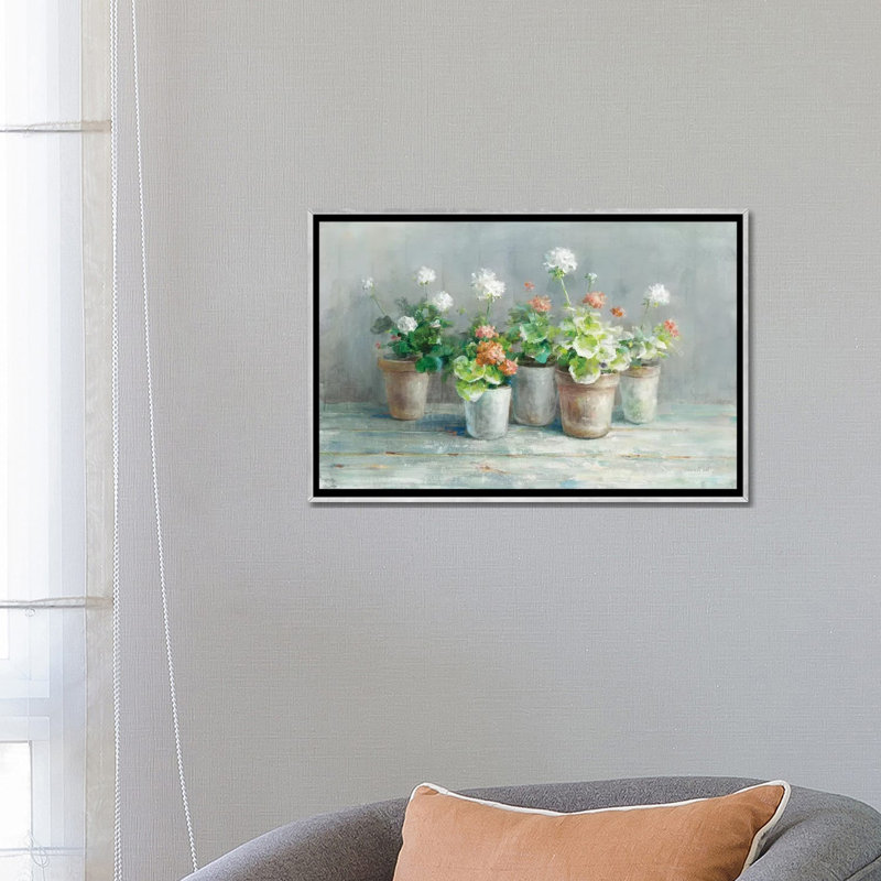 «Farmhouse Geraniums» par Danhui Nai - reproduction, H 18 po x l 26 po x P 1,5 po, Toile avec cadre argenté, Pas de tapis