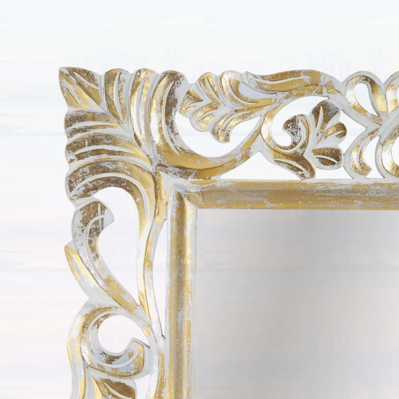 Miroir rectangulaire sculpté à la main avec motif floral orné et finition vieillie, parfait pour un décor élégant.