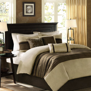 Édredon 7 pièces très grand. Style transitionnel en faux suède. Assure une nuit de repos. Comprend un édredon, des taies décoratives, des coussins décoratifs et une jupe de lit. Literie lavable à la machine. Style for Dreamy