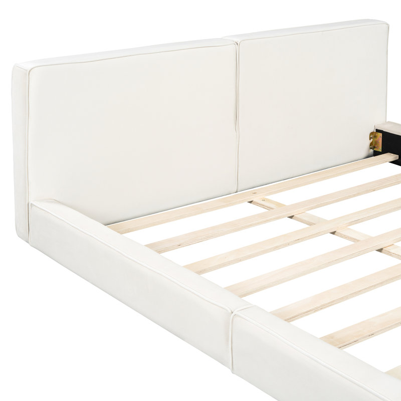 Grand lit plateforme tapissier beige avec structure solide pour un lit confortable et élégant en velours