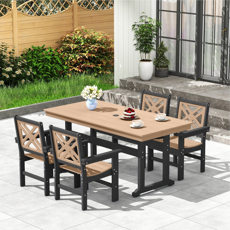 Ensemble de repas de jardin pour 4 personnes, table d'extérieur en PEHD et 4 chaises avec accoudoirs, aspect bois, trou pour parasol, pieds réglables.