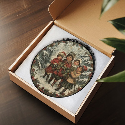 Enfants tenant un houx scène d'hiver vitrail panneaux Suncatcher pour décoration de fenêtre