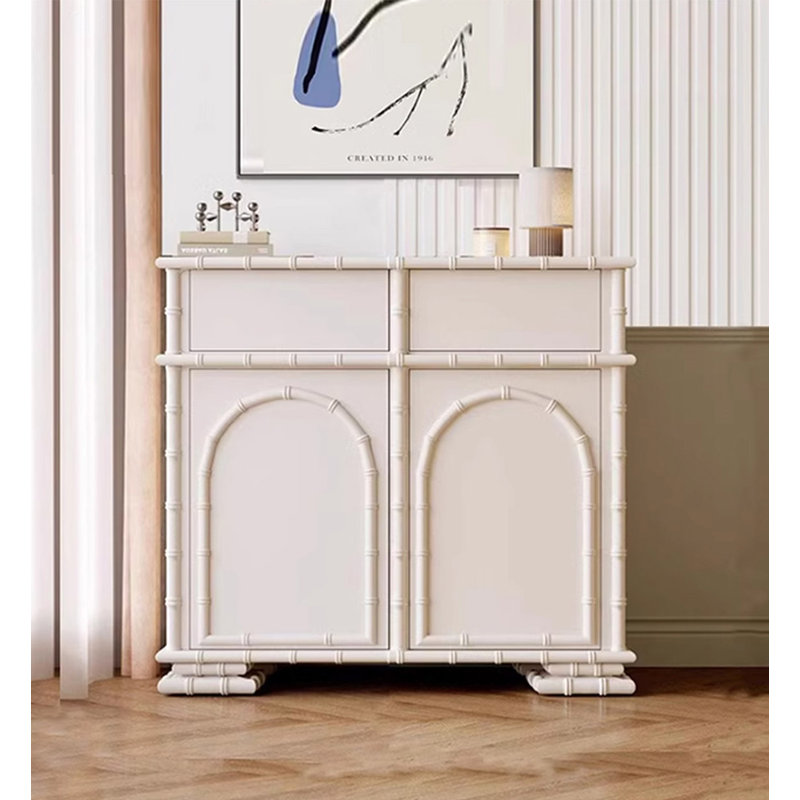 Armoire à chaussures de couleur crème avec des accents de bambou