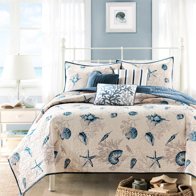 Courtepointe réversible en microfibre bleu avec motifs corail et coussins décoratifs bleus