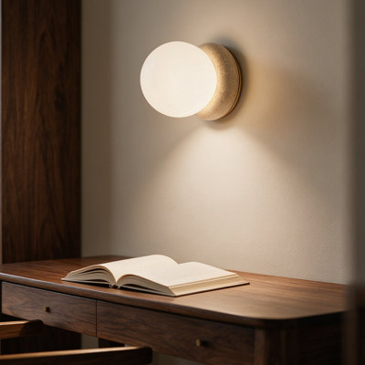 Applique murale globe en travertin à une lumière, style Wabi Sabi, en verre dépoli mi-siècle avec garniture en laiton, idéale pour un éclairage mural ou une installation au plafond dans les couloirs longs et étroits.