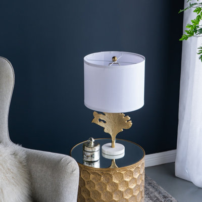 Lampe de table 22,2 pouces dorée et blanche avec un élégant motif de feuilles et un abat-jour
