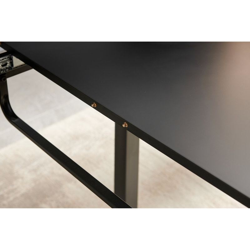 Table de salle à manger à pieds carrés en métal, noir, pièce de salon moderne incontournable