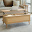 Table basse à plateau relevable en rotin avec rangement caché Teagan