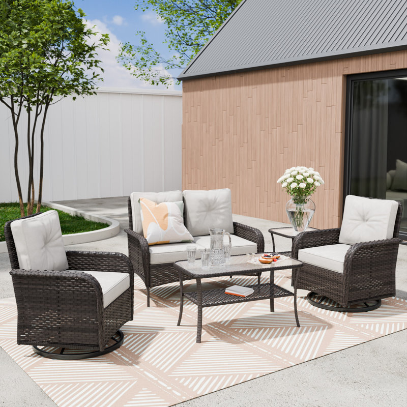 Ensemble de canapé de patio en osier pour 4 personnes et chaises berçantes pivotantes avec coussins beiges, avec tables