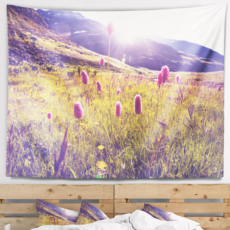 Tapisserie de montagne avec fleurs roses, H 78 po x l 92 po