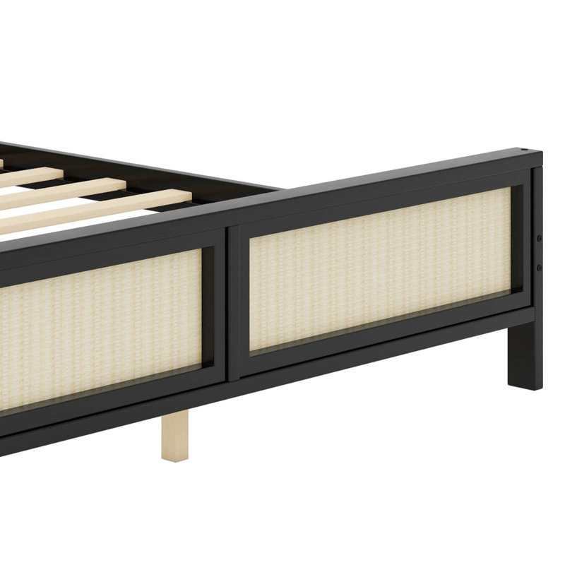 Très grand lit plateforme en bois rehaussé par une tête et un pied de lit en rotin, Très grand lit, Noir / Beige