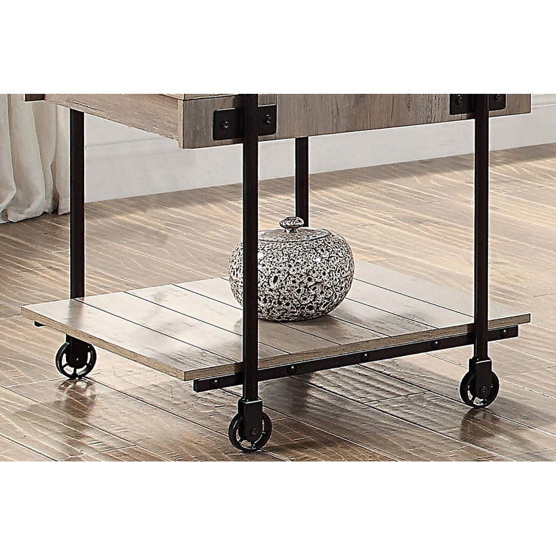 Table de bout de style industriel avec tablette inférieure ouverte, bois reproduit et pieds de roue, conception à lattes en finition naturelle et noire