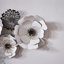 Art mural en métal avec fleurs superposées en blanc et gris de 57 pouces de large, pour une chambre à coucher ou un vestibule