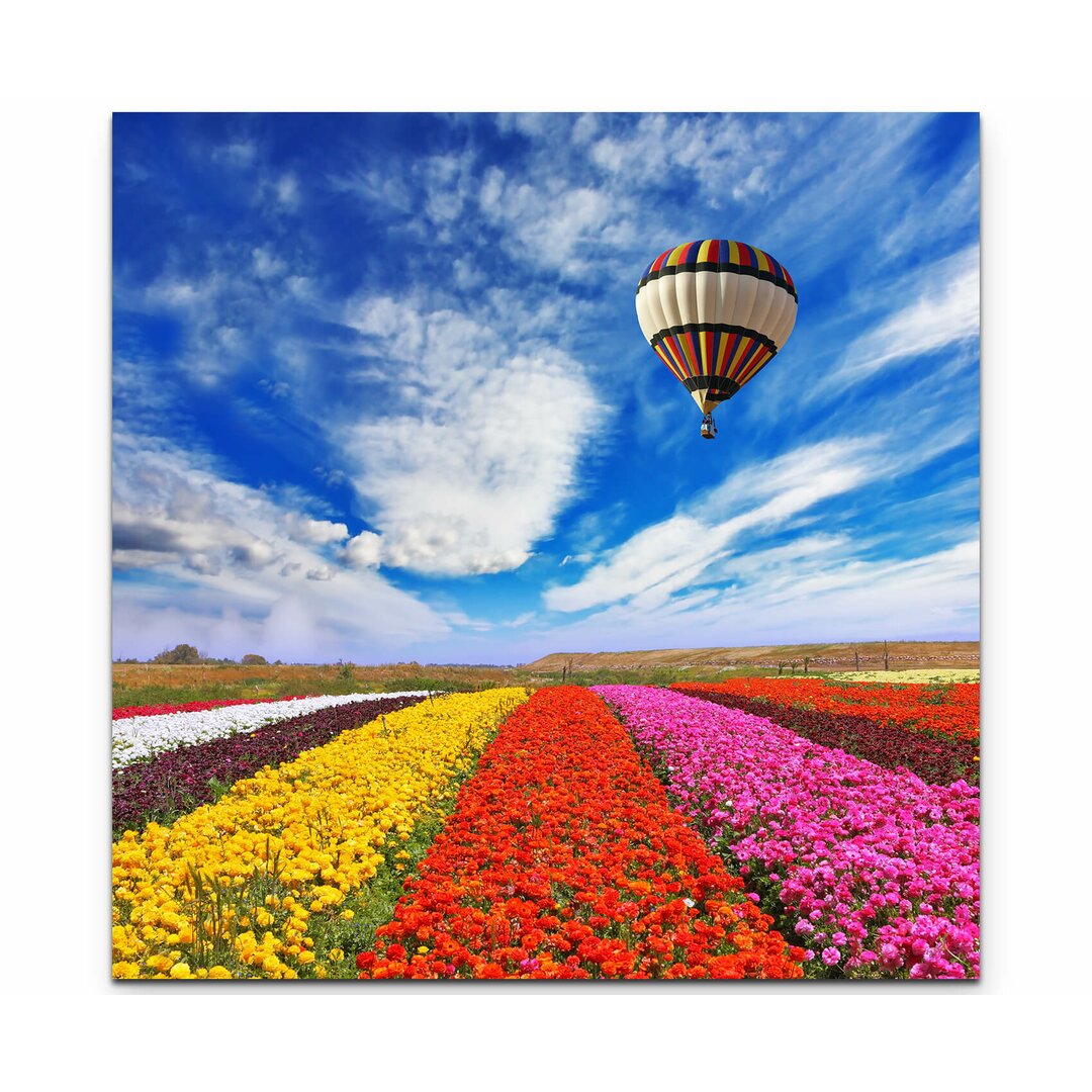 Leinwandbild Bunte Blumenfelder mit Heißluftballon