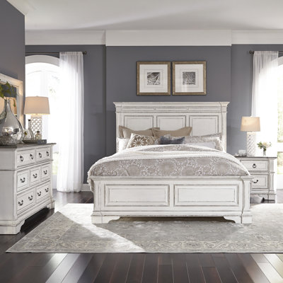 Ensemble de chambre à coucher avec grand lit à panneaux, commode et miroir, deux tables de chevet