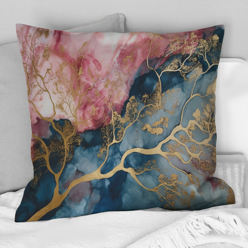 Exploration des profondeurs de la géode rose I - Coussin décoratif imprimé en marbre abstrait, 16" x 16"