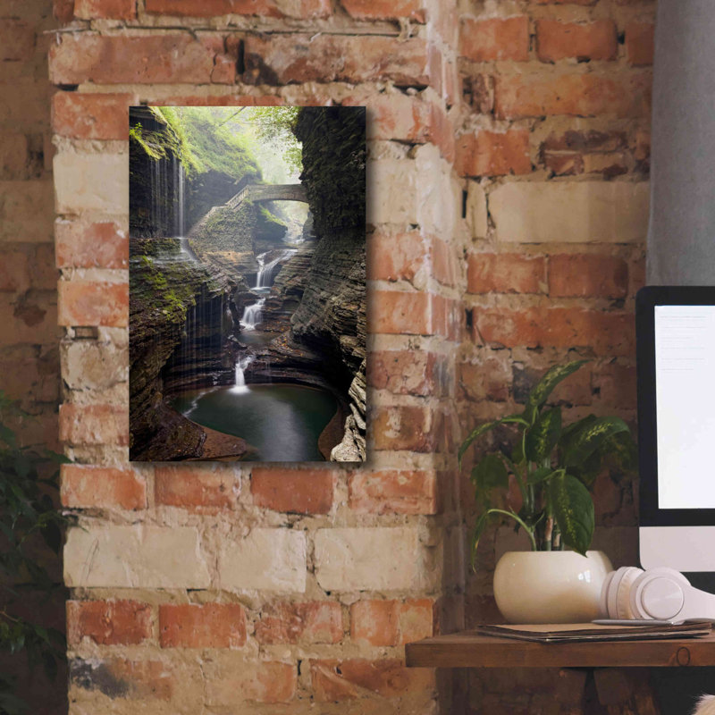 «Watkins Glen Rainbow Bridge» par Mike Jones, estampe numérique sur toile, H 18 po x l 12 po x P 0,75 po