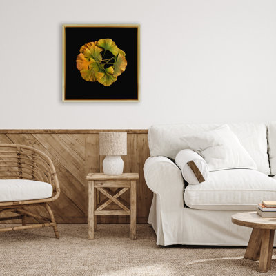 Cadre flottant chevauchant des feuilles de ginkgo, design par Beth Adoette