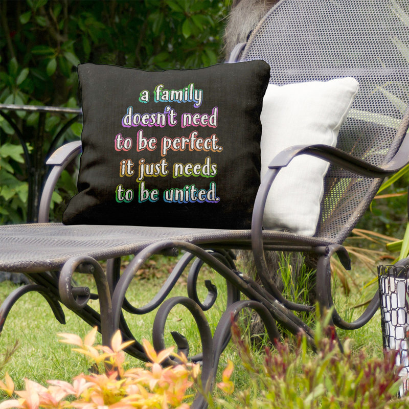 Coussin intérieur/extérieur familial love, 16 po x 1 po, Jaune / violet / rouge