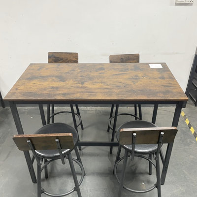 Table de bar de 87,5 cm de hauteur avec 4 tabourets, siège en PU gris, design moderne et collection de tabourets. Dimensions : 121,6 cm (L) x 59,8 cm (l) x 87,5 cm (H). Sièges et dossiers rembourrés pour un confort optimal.