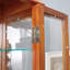 Vitrine couleur chêne avec design multicouche et garde-manger à poignée rétro