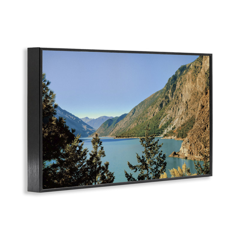 Pics sur la rivière, estampe numérique, design par Madison Starnes, H 12 po x l 18 po, Giclée encadrée noir minuit