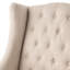 Fauteuil à oreilles beige avec capitonnage à boutons et structure en bois de bouleau robuste et élégante