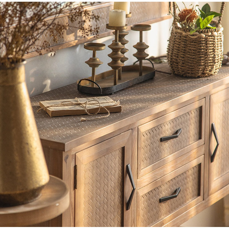 Table de style campagnard avec rangement spacieux et détails en rotin
