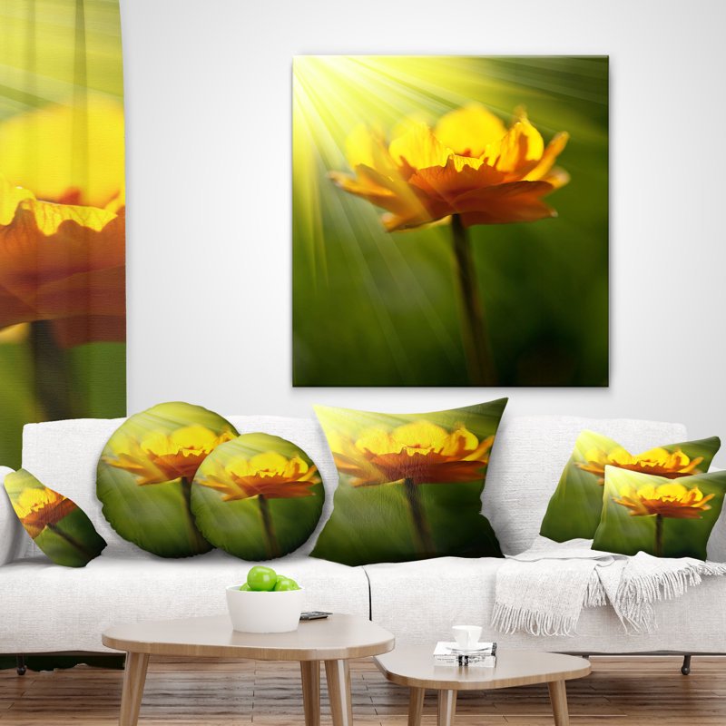 Grande fleur jaune sous les projecteurs - coussin à imprimé floral, 18 po x 18 po, Coussin décoratif