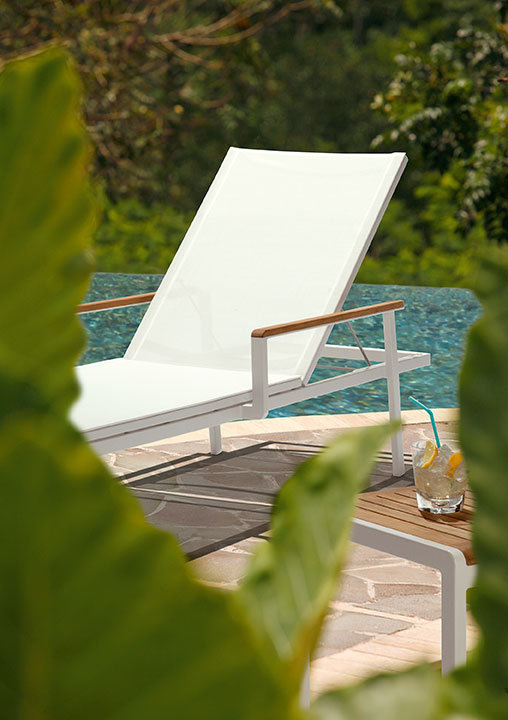 Aura Lounger, Arctic White, Pearl
