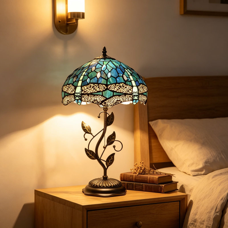 Lampe de table en vitrail de style Tiffany avec base en feuille de métal bronze, abat-jour 12 po, hauteur 19 po, douille E26, conception libellule