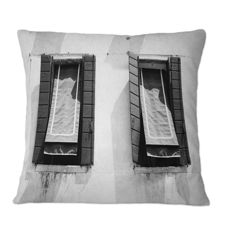 Coussin décoratif noir et blanc à deux fenêtres - imprimé colonial, 16 po x 16 po
