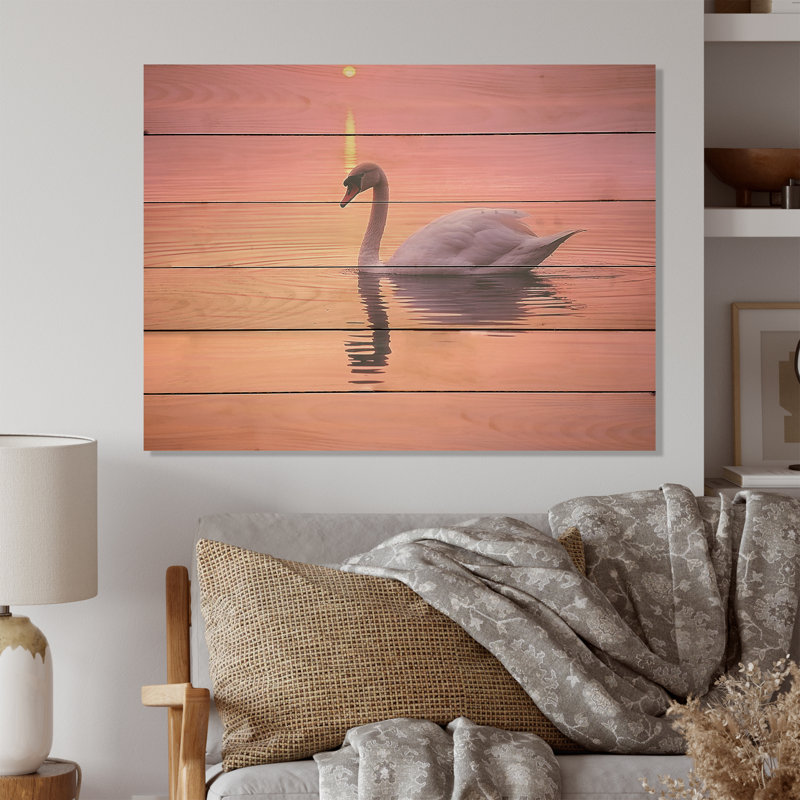 Cygne corail au crépuscule I - cygnes, art sur bois de pin naturel, H 30 po x l 40 po