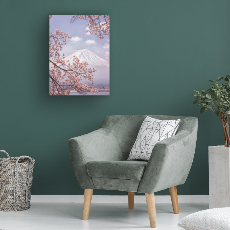 Mont Fuji dans les cerisiers en fleurs par Makiko Mêmejima - Photographie sur toile tendue, H 24 po x l 18 po x p 2 po