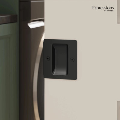 Serrure de porte standard Expression par Emtek Square Passage, laiton satiné